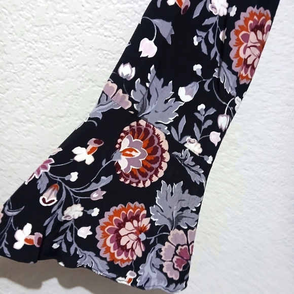 💚5/$25 LOFT Black Dahlia Garden Kimono Wrap Fluted Sleeve Blouse Floral Medium - Picture 4 of 7